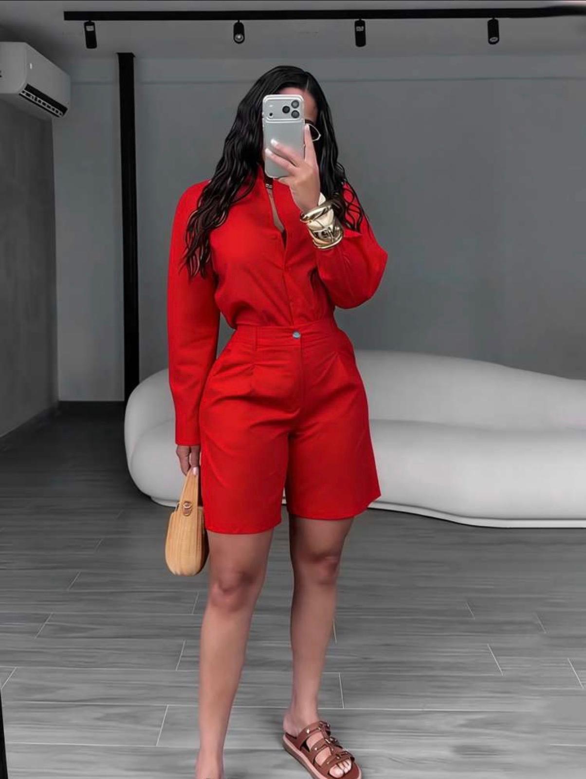 Thia women’s Plain Loose Shirt Knee Shorts Setsare ideal for outfit